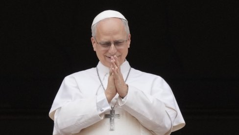 I PAPA LAV IH PRIMEĆUJE: Život u Rimu se menja, ali rupe na ulicama ostaju