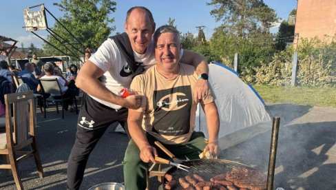 GRADNULICA U SRCU GULAŠ U KOTLIĆU: Komšije, prijatelji i ljubitelji rukometa, organizovali zanimljivo i opušteno humanitarno druženje GRADNULICA U SRCU GULAŠ U KOTLIĆU: Komšije, prijatelji i ljubitelji rukometa, organizovali zanimljivo i opušteno humanitarno druženje