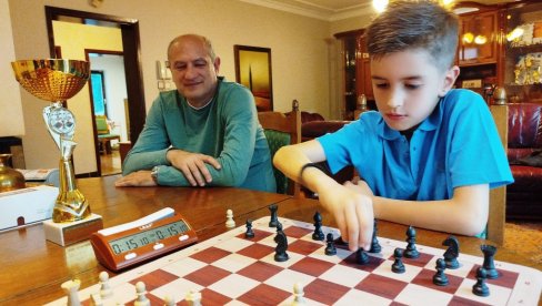 НЕ ШЕТАМ СЕ ДОК ИГРАМ, САМО МИСЛИМ О ПОТЕЗУ: Јакша Марјановић (8), шаховски вундеркинд, државни првак и репрезентативац НЕ ШЕТАМ СЕ ДОК ИГРАМ, САМО МИСЛИМ О ПОТЕЗУ: Јакша Марјановић (8), шаховски вундеркинд, државни првак и репрезентативац