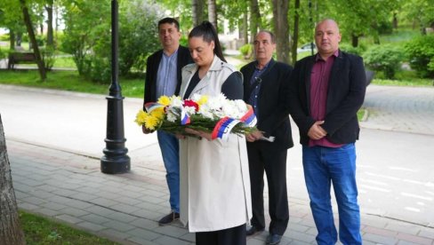 POČAST JUNAKU SA KOŠARA: Predsenik Opštine Pljevlja, u znak sećanja na Vukomana Vula Tešovića, položio je venac u ulici koja nosi njegovo ime POČAST JUNAKU SA KOŠARA: Predsenik Opštine Pljevlja, u znak sećanja na Vukomana Vula Tešovića, položio je venac u ulici koja nosi njegovo ime