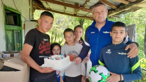 FALI IM SVE OSIM LJUBAVI: Puna trpeza i kupatilo, san šestočlane porodice Tasić iz sela kod Vranjske Banje (FOTO) FALI IM SVE OSIM LJUBAVI: Puna trpeza i kupatilo, san šestočlane porodice Tasić iz sela kod Vranjske Banje (FOTO)