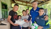 ФАЛИ ИМ СВЕ ОСИМ ЉУБАВИ: Пуна трпеза и купатило, сан шесточлане породице Тасић из села код Врањске Бање (ФОТО)