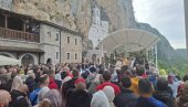 HILJADE VERNIKA PRISTUPAJU ČUDOTVORCU: U molitvi i zajedništvu slave Svetog Vasilija Ostroškog (FOTO)