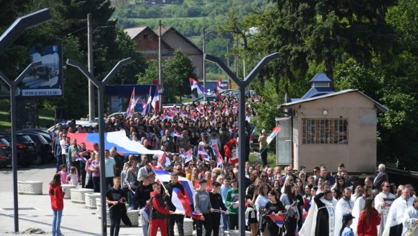 У ЛИТИЈИ РАЗВИЈЕНА ЗАСТАВА ДУГА ВИШЕ ОД 20 МЕТАРА: Обележена општинска и храмовна слава Свети Василије Острошки у Лепосавићу (ВИДЕО) У ЛИТИЈИ РАЗВИЈЕНА ЗАСТАВА ДУГА ВИШЕ ОД 20 МЕТАРА: Обележена општинска и храмовна слава Свети Василије Острошки у Лепосавићу (ВИДЕО)