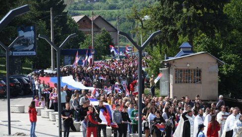 U LITIJI RAZVIJENA ZASTAVA DUGA VIŠE OD 20 METARA: Obeležena opštinska i hramovna slava Sveti Vasilije Ostroški u Leposaviću (VIDEO)