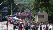 U LITIJI RAZVIJENA ZASTAVA DUGA VIŠE OD 20 METARA: Obeležena opštinska i hramovna slava Sveti Vasilije Ostroški u Leposaviću (VIDEO)