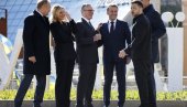 ZAPADNI LIDERI RADOSNI SA PAROM ZELENSKI! Milion mrtvih Ukrajinaca, a klovnovi se smeju u Kijevu (FOTO)