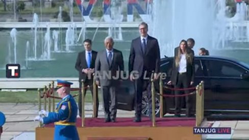 VUČIĆ SA KOŠTOM: Svečani doček ispred Palate Srbija (VIDEO)