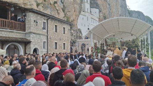 РЕКА ВЕРНИКА ДО ОСТРОШКЕ СВЕТИЊЕ: Хиљаде ходочасника са свих страна света слиле се у манастир који чува мошти чудотворца (ФОТО)