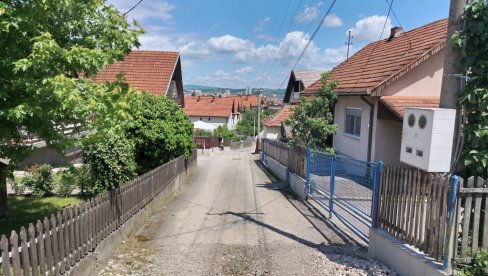 NE MOŽE DA NAS ZAVADI NI MEĐA: Komšijska sloga decenijama vlada u čačanskom naselju Spomen-park NE MOŽE DA NAS ZAVADI NI MEĐA: Komšijska sloga decenijama vlada u čačanskom naselju Spomen-park