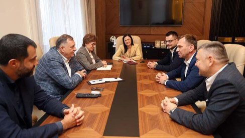 ДА ОПШТИНА ОПЕТ ФУНКЦИОНИШЕ: Начелник Угљевика Драган Гајић разговарао у Бањалуци са Додиком ДА ОПШТИНА ОПЕТ ФУНКЦИОНИШЕ: Начелник Угљевика Драган Гајић разговарао у Бањалуци са Додиком