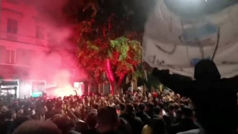 HILJADE NAVIJAČA IZAŠLO NA ULICE: Slave bruku najvećeg rivala (VIDEO)
