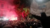 HILJADE NAVIJAČA IZAŠLO NA ULICE: Slave bruku najvećeg rivala (VIDEO)