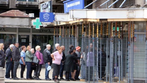 SANIRA SE OPASNA NADSTREŠNICA IZNAD ULAZA U POŠTANSKU ŠTEDIONICU U SMEDEREVU:Postavljeni potporni stubovi SANIRA SE OPASNA NADSTREŠNICA IZNAD ULAZA U POŠTANSKU ŠTEDIONICU U SMEDEREVU:Postavljeni potporni stubovi