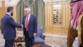 УКИНУО САНКЦИЈЕ СИРИЈИ, КАТАРУ ПРОДАО БОИНГЕ: Трамп обилази земље залива, после Ријада отпутовао у Доху