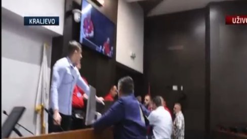НЕМИЛЕ СЦЕНЕ: Насиље блокадера фотељаша у Краљеву (ФОТО/ВИДЕО)