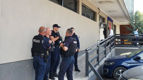 КУРТИЈЕВЦИ ХАРАЈУ ПО КОСОВСКОЈ МИТРОВИЦИ: Упали наоружани у Халу спортова и децу избацили напоље