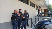 КУРТИЈЕВЦИ ХАРАЈУ ПО КОСОВСКОЈ МИТРОВИЦИ: Упали наоружани у Халу спортова и децу избацили напоље