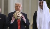 A KAD JE DONALD TRAMP UZEO FUDBALSKU LOPTU... Evo šta je uradio sa njom (VIDEO)