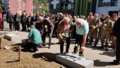 НА МЕСТУ УБИСТВА 54 МЛАДИЋА - ТАМЈАН, РУЖЕ И ВОШТАНИЦЕ: Обележена 33. годишњица масакра војника ЈНА у тузланској колони (ФОТО)