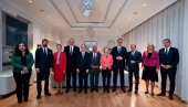 МОЋНА ПОРУКА ВУЧИЋА: Са поносом ћу и овога пута представљати позиције и интересе Србије као слободне и слободарске европске земље МОЋНА ПОРУКА ВУЧИЋА: Са поносом ћу и овога пута представљати позиције и интересе Србије као слободне и слободарске европске земље