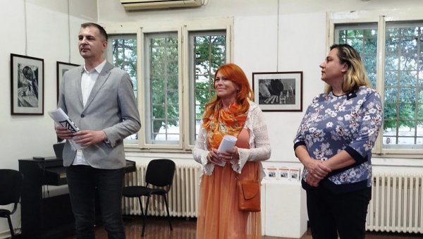 ИЗЛОЖБОМ НОВОСАЂАНКЕ СЛАЂАНЕ ПАНТЕЛИЋ: У Параћину почео „Месец фотографије“ (ФОТО)