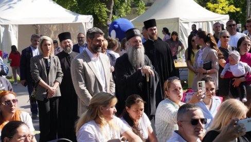 ВЕРА У ПОРОДИЦУ И ЗДРАВО ДРУШТВО ЈАЧА ОД СВИХ НЕГАТИВНИХ ЕНЕРГИЈА: Шапић и патријарх Порфирије на манифестацији „Београдски дани породице”