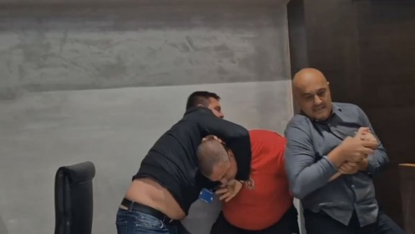 НАСИЛНИЦИ ПОНОВИЛИ ДЕЛО: Ово није први пут да краљевачка опозиција врши терор, наставили мартовски сценарио (ВИДЕО)