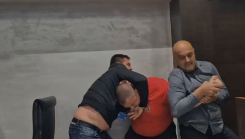 NASILNICI PONOVILI DELO: Ovo nije prvi put da kraljevačka opozicija vrši teror, nastavili martovski scenario (VIDEO) NASILNICI PONOVILI DELO: Ovo nije prvi put da kraljevačka opozicija vrši teror, nastavili martovski scenario (VIDEO)