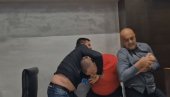 НАСИЛНИЦИ ПОНОВИЛИ ДЕЛО: Ово није први пут да краљевачка опозиција врши терор, наставили мартовски сценарио (ВИДЕО) НАСИЛНИЦИ ПОНОВИЛИ ДЕЛО: Ово није први пут да краљевачка опозиција врши терор, наставили мартовски сценарио (ВИДЕО)