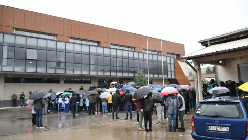 UMESTO U SPORTSKOJ HALI, NAŠA DECA SU PRINUĐENA DA VREME PROVODE NA ULICI: Oglasili se sportski radnici na KiM UMESTO U SPORTSKOJ HALI, NAŠA DECA SU PRINUĐENA DA VREME PROVODE NA ULICI: Oglasili se sportski radnici na KiM
