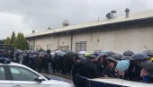 RODITELJI SA DECOM ISPRED SPORTSKE HALE: Protest u Severnoj Mitrovici (VIDEO)