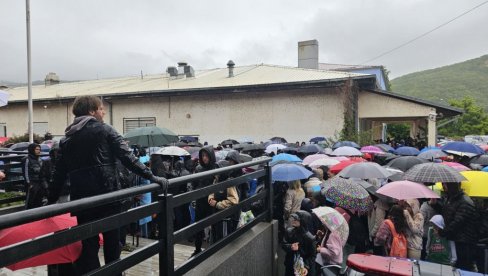 VRATITE NAM HALU: Protest više od stotinu dece sa roditeljima ispred Sportske hale u severnoj Mitrovici VRATITE NAM HALU: Protest više od stotinu dece sa roditeljima ispred Sportske hale u severnoj Mitrovici