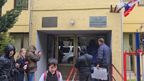 NOVO IŽIVLJAVANJE PRIŠTINE: Tzv. kosovska policija ušla u Službu za zapošljavanje u Severnoj Mitrovici NOVO IŽIVLJAVANJE PRIŠTINE: Tzv. kosovska policija ušla u Službu za zapošljavanje u Severnoj Mitrovici