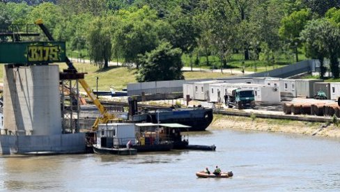 МОСТ ОДСЕЧЕН ОД ОБАЛЕ: Са новобеоградске стране уклоњена конструкција прелаза преко Саве МОСТ ОДСЕЧЕН ОД ОБАЛЕ: Са новобеоградске стране уклоњена конструкција прелаза преко Саве