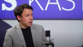 ДРАМА: Посланик се попео на зграду скупштине и прети да ће да скочи