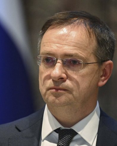 ЊУЈОРК ТАЈМС ОБЈАСНИО: Ево зашто повратак Мединског брине Кијев