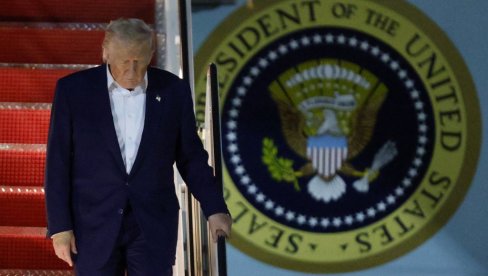 ТРАМП ИЗ АВИОНА ПОРУЧИО: Не желим промену режима у Ирану јер не желим хаос
