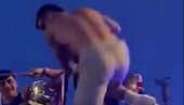 DRAMA U ŠPANIJI: Fudbaler Barselone se popeo na autobus, pa pao tokom proslave titule (VIDEO) DRAMA U ŠPANIJI: Fudbaler Barselone se popeo na autobus, pa pao tokom proslave titule (VIDEO)