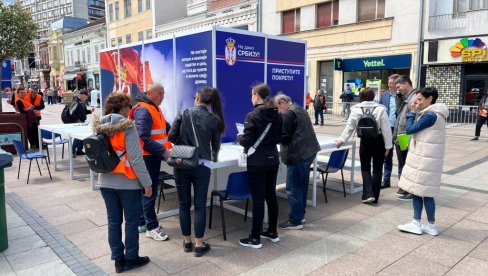 GUŽVA NA ŠTANDOVIMA: Građani masovno pristupaju Porketu za narod i državu (FOTO/VIDEO)