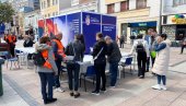 GUŽVA NA ŠTANDOVIMA: Građani masovno pristupaju Pokretu za narod i državu (FOTO/VIDEO)
