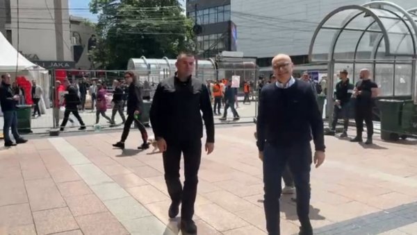 ВУЧЕВИЋ НА СВЕНАРОДНОМ САБОРУ У НИШУ: Грађани поздрављају председника СНС-а (ВИДЕО) ВУЧЕВИЋ НА СВЕНАРОДНОМ САБОРУ У НИШУ: Грађани поздрављају председника СНС-а (ВИДЕО)