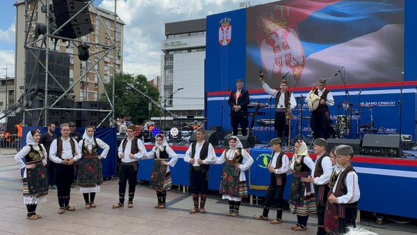 КОЛО НА СВЕНАРОДНОМ САБОРУ У НИШУ: Прелеп призор младости и саборности (ВИДЕО) КОЛО НА СВЕНАРОДНОМ САБОРУ У НИШУ: Прелеп призор младости и саборности (ВИДЕО)