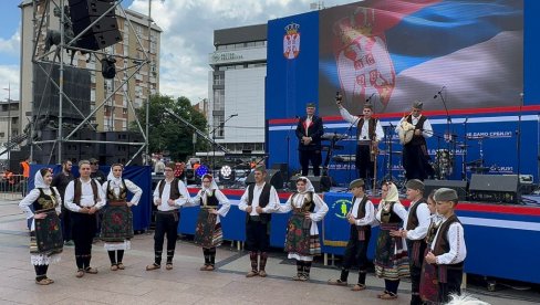 KOLO NA SVENARODNOM SABORU U NIŠU: Prelep prizor mladosti i sabornosti (VIDEO) KOLO NA SVENARODNOM SABORU U NIŠU: Prelep prizor mladosti i sabornosti (VIDEO)