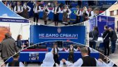 ВЕСЕЛО НА СВЕНАРОДНОМ САБОРУ У НИШУ: Почео забавни програм, коло на Тргу краља Милана; Гужве на штандовима, стигао Вучевић ВЕСЕЛО НА СВЕНАРОДНОМ САБОРУ У НИШУ: Почео забавни програм, коло на Тргу краља Милана; Гужве на штандовима, стигао Вучевић