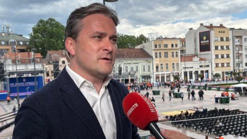 СЕЛАКОВИЋ СТИГАО НА СВЕНАРОДНИ СКУП У НИШУ: За Новости говорио о новим плановима