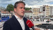 СЕЛАКОВИЋ СТИГАО НА СВЕНАРОДНИ СКУП У НИШУ: За Новости говорио о новим плановима