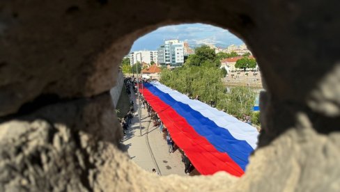 ТРГОВИ, УЛИЦЕ, ЗГРАДЕ УКРАШЕНЕ ТРОБОЈКАМА: Србија и Српска обележавају Дан српског јединства, слободе и националне заставе