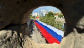 TRGOVI, ULICE, ZGRADE UKRAŠENE TROBOJKAMA: Srbija i Srpska obeležavaju Dan srpskog jedinstva, slobode i nacionalne zastave
