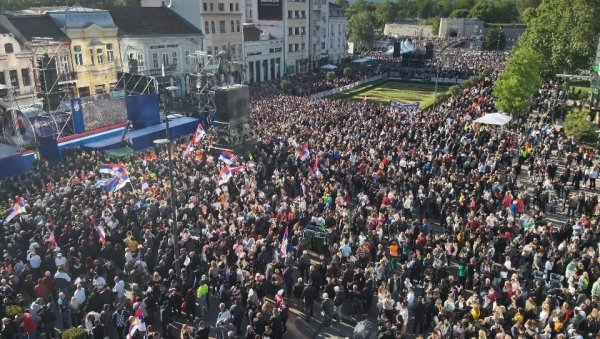 ВЕСЕЛО НА СВЕНАРОДНОМ САБОРУ У НИШУ: Велики број људи пристиже на Трг краља Милана из свих делова Србије (ФОТО/ВИДЕО) ВЕСЕЛО НА СВЕНАРОДНОМ САБОРУ У НИШУ: Велики број људи пристиже на Трг краља Милана из свих делова Србије (ФОТО/ВИДЕО)